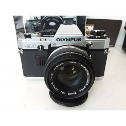 APPAREIL PHOTO OLYMPUS OM-10 AVEC OBJ ZUIKO 1:1.8 50MM ET NOTICES