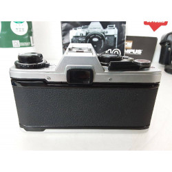 APPAREIL PHOTO OLYMPUS OM-10 AVEC OBJ ZUIKO 1:1.8 50MM ET NOTICES