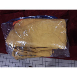 CANAPÉ 2/3 PLACES ROUGE  DEHOUSSABLE AVEC HOUSSE JAUNE 